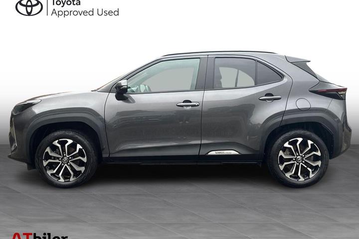 Grå Toyota Yaris Cross fra 2023