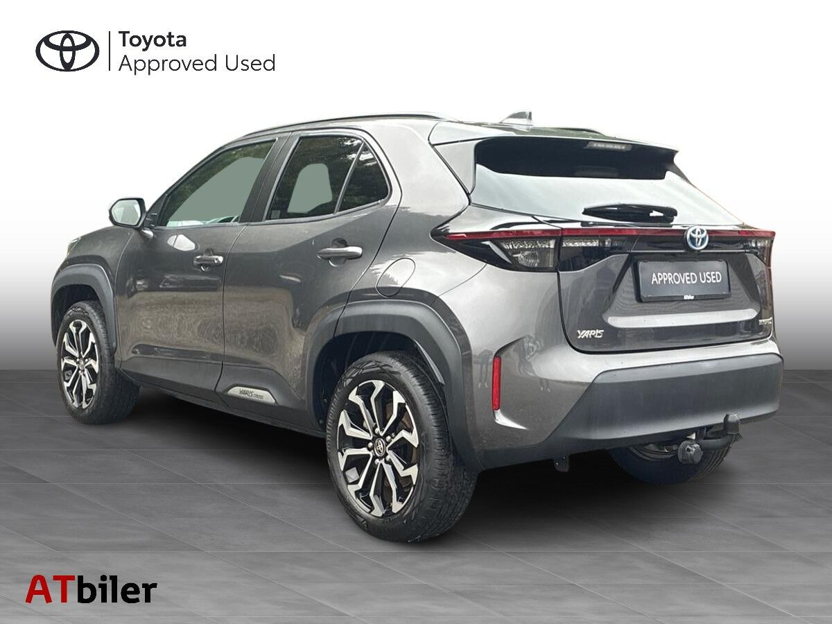 Grå Toyota Yaris Cross fra 2023