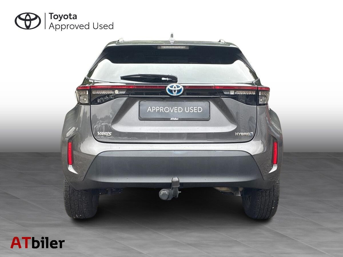 Grå Toyota Yaris Cross fra 2023