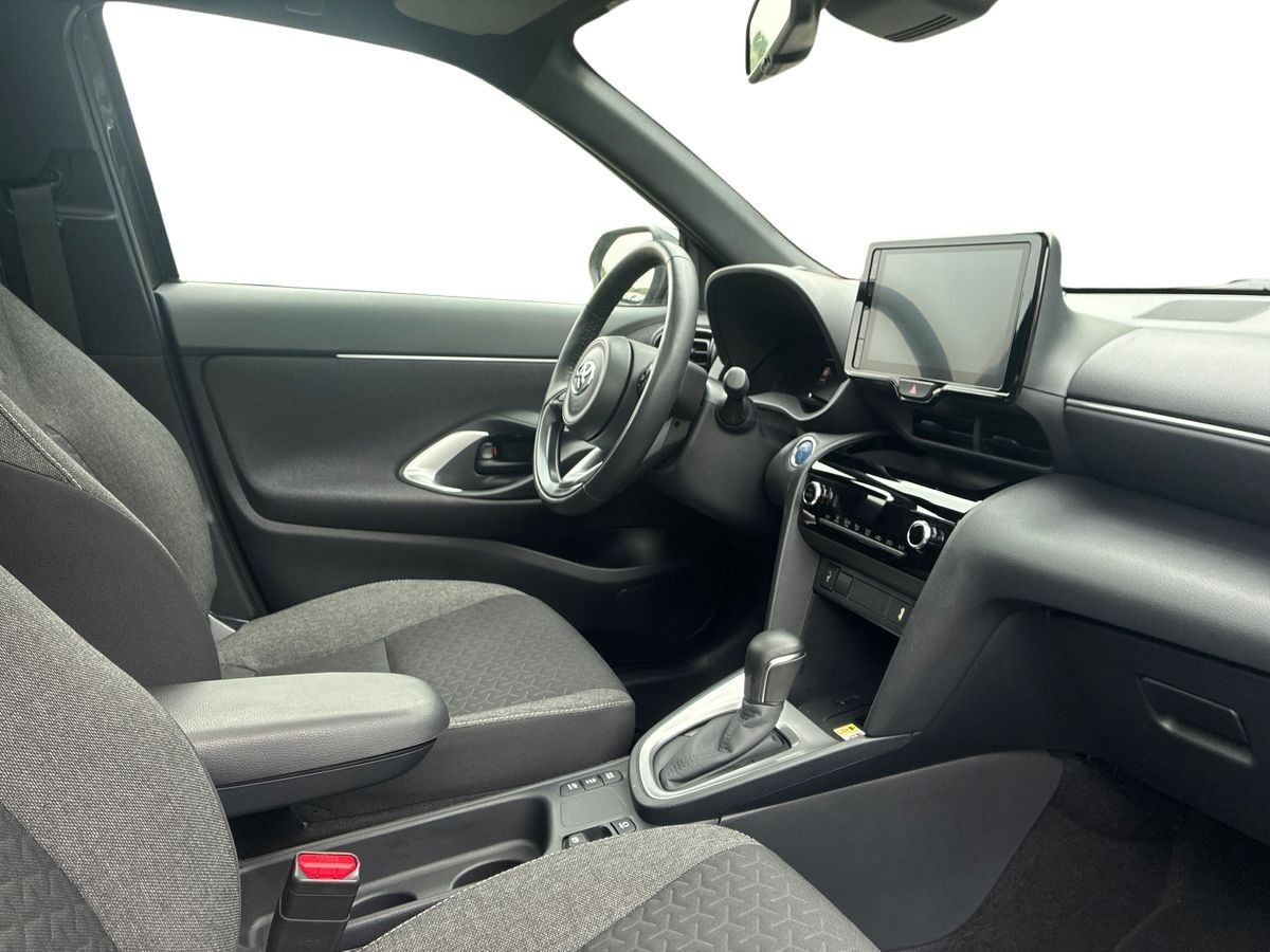 Grå Toyota Yaris Cross fra 2023