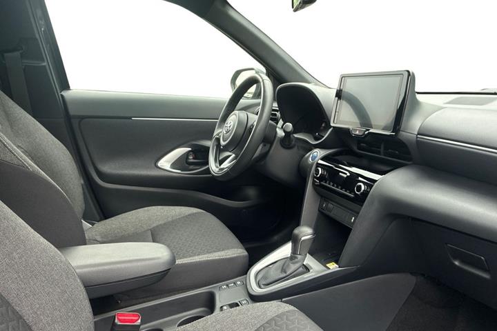 Grå Toyota Yaris Cross fra 2023