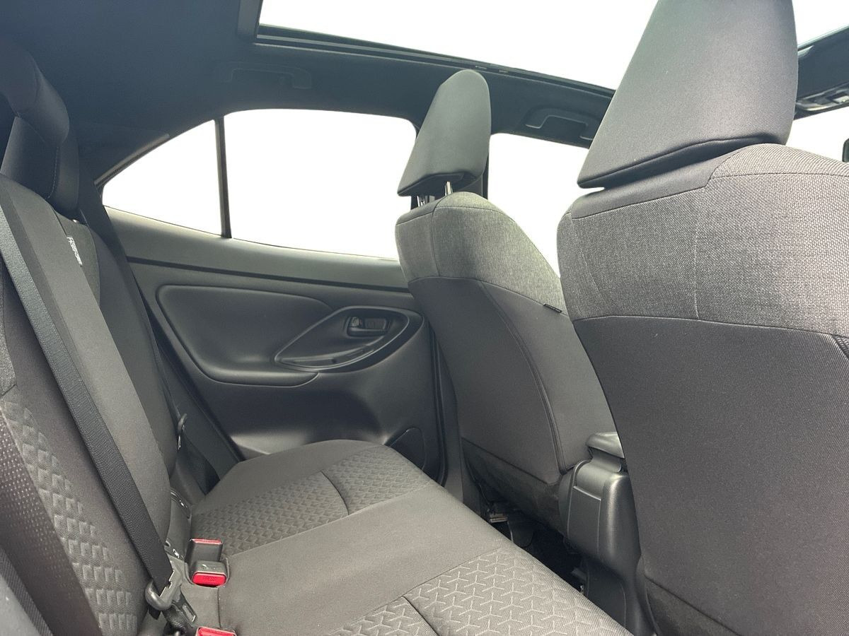 Grå Toyota Yaris Cross fra 2023