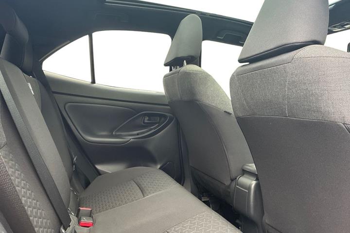 Grå Toyota Yaris Cross fra 2023