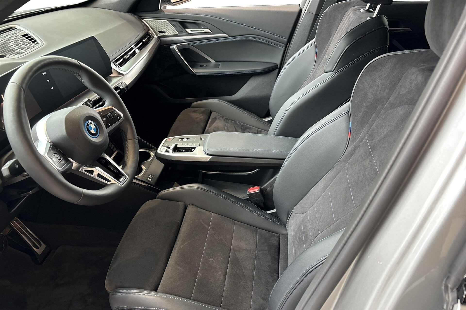 Sølv BMW iX1 fra 2025