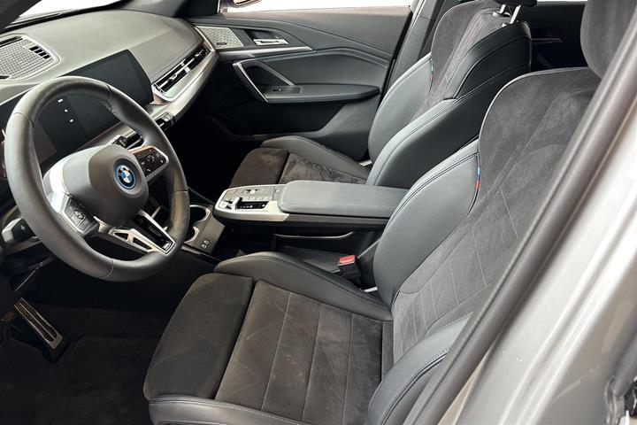 Sølv BMW iX1 fra 2025