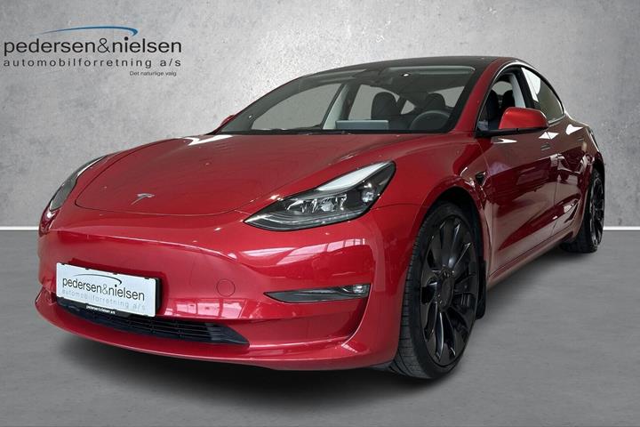 Rød Tesla Model 3 fra 2023