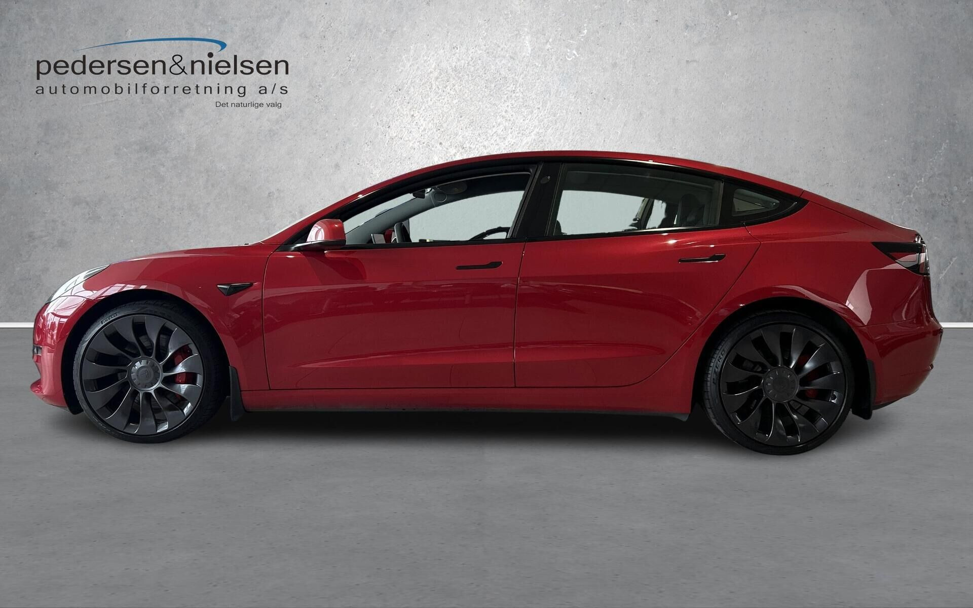 Rød Tesla Model 3 fra 2023