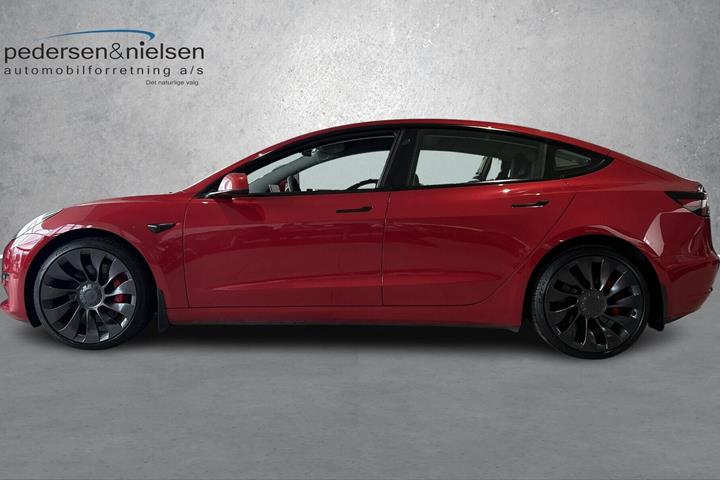 Rød Tesla Model 3 fra 2023