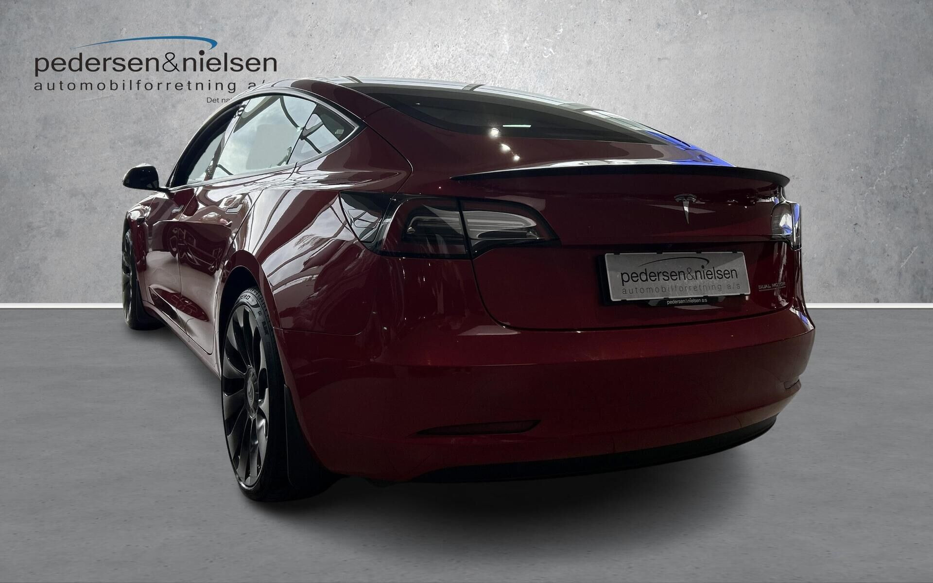 Rød Tesla Model 3 fra 2023