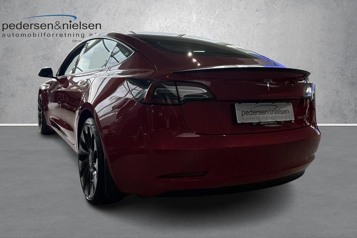 Rød Tesla Model 3 fra 2023