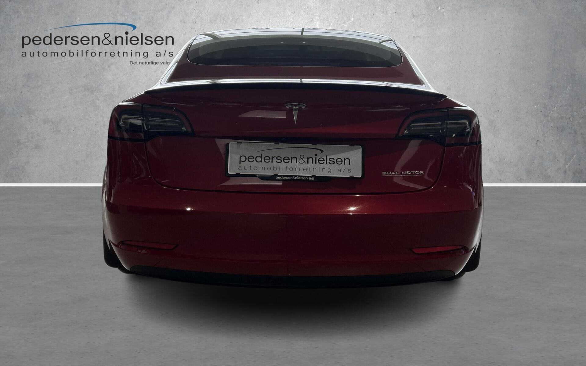 Rød Tesla Model 3 fra 2023