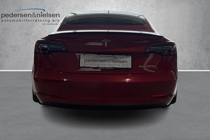 Rød Tesla Model 3 fra 2023
