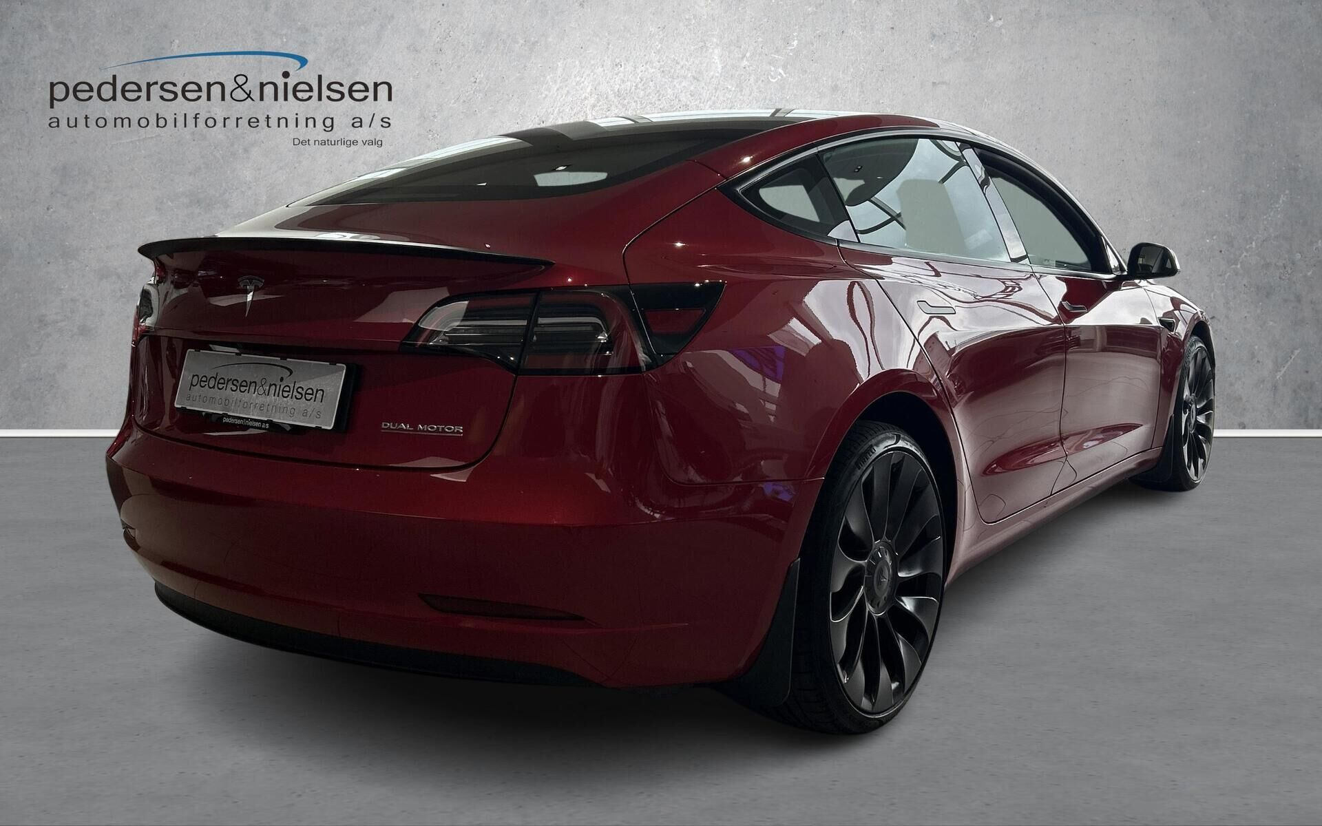 Rød Tesla Model 3 fra 2023