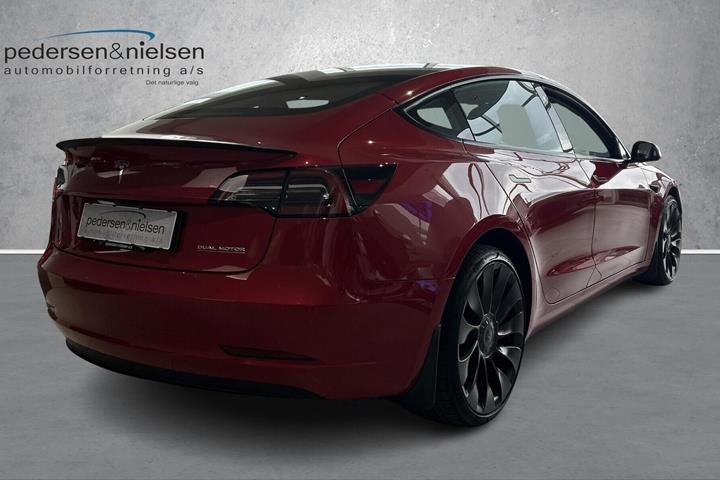 Rød Tesla Model 3 fra 2023