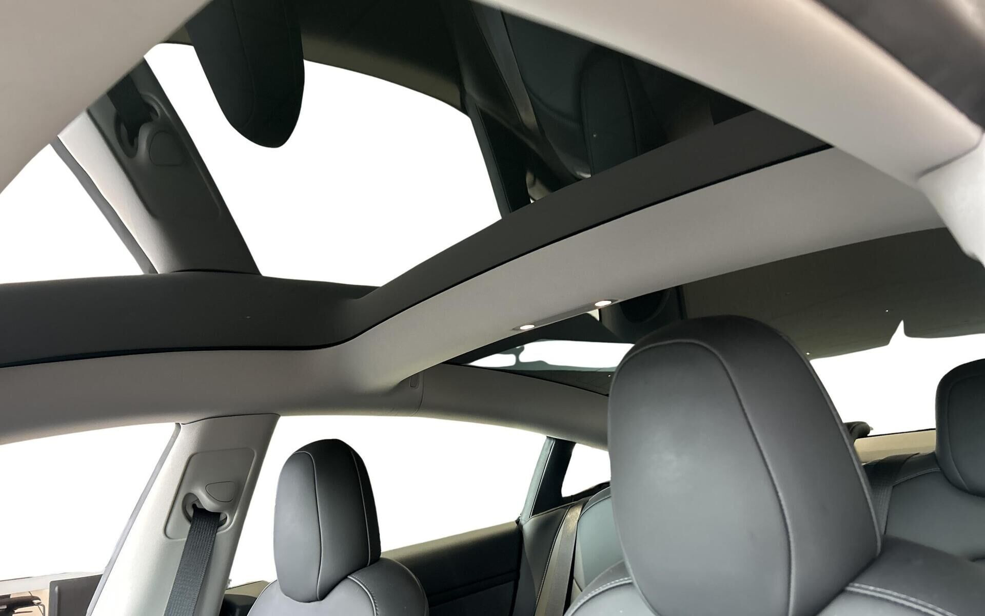Rød Tesla Model 3 fra 2023