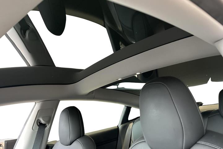 Rød Tesla Model 3 fra 2023