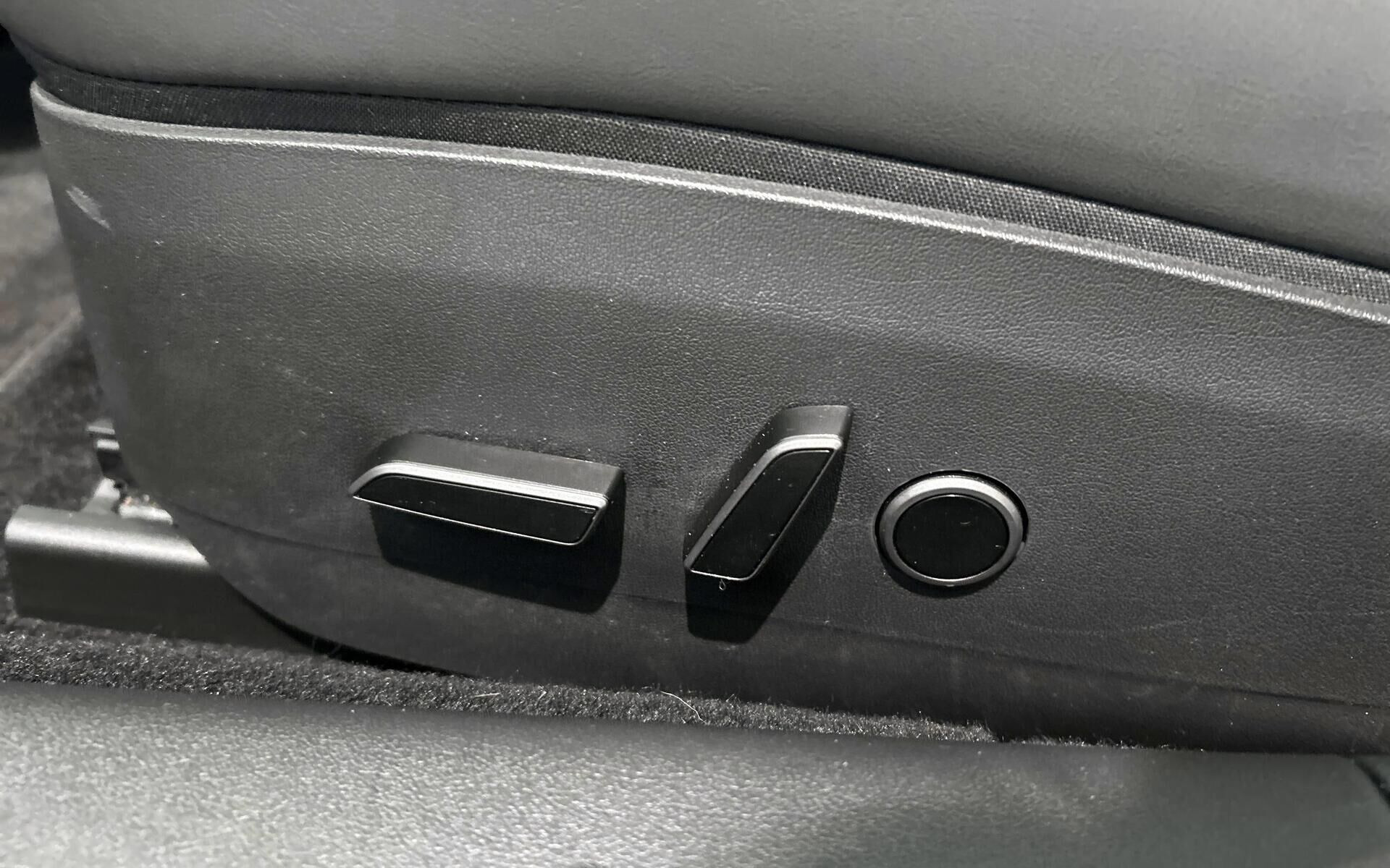 Rød Tesla Model 3 fra 2023