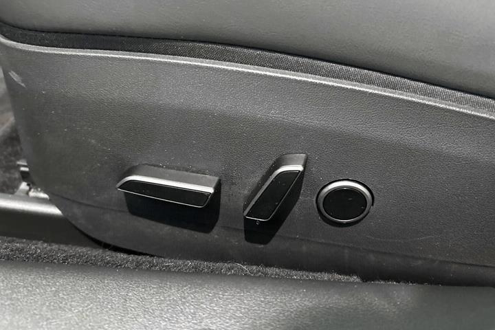 Rød Tesla Model 3 fra 2023
