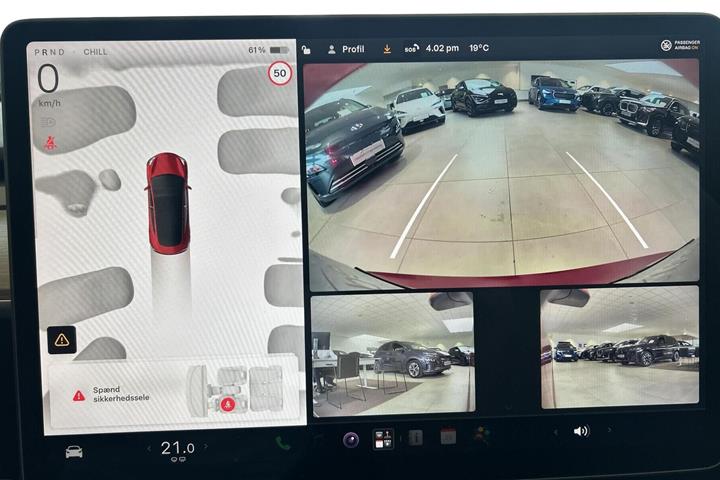 Rød Tesla Model 3 fra 2023