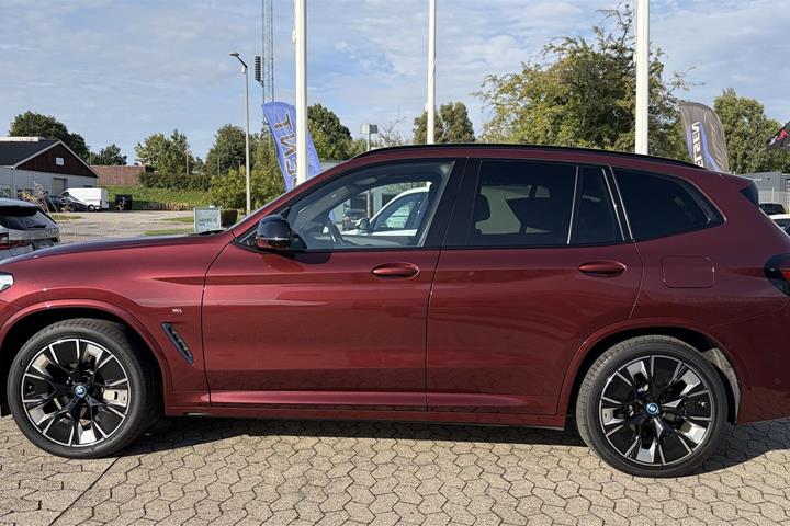 Rød BMW iX3 fra 2022