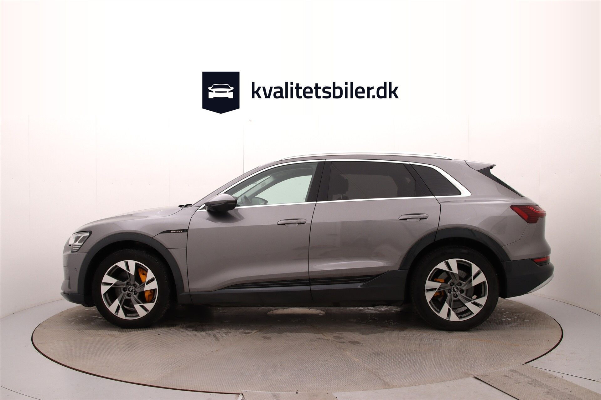 Grå Audi e-tron fra 2020