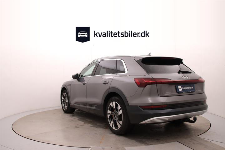 Grå Audi e-tron fra 2020