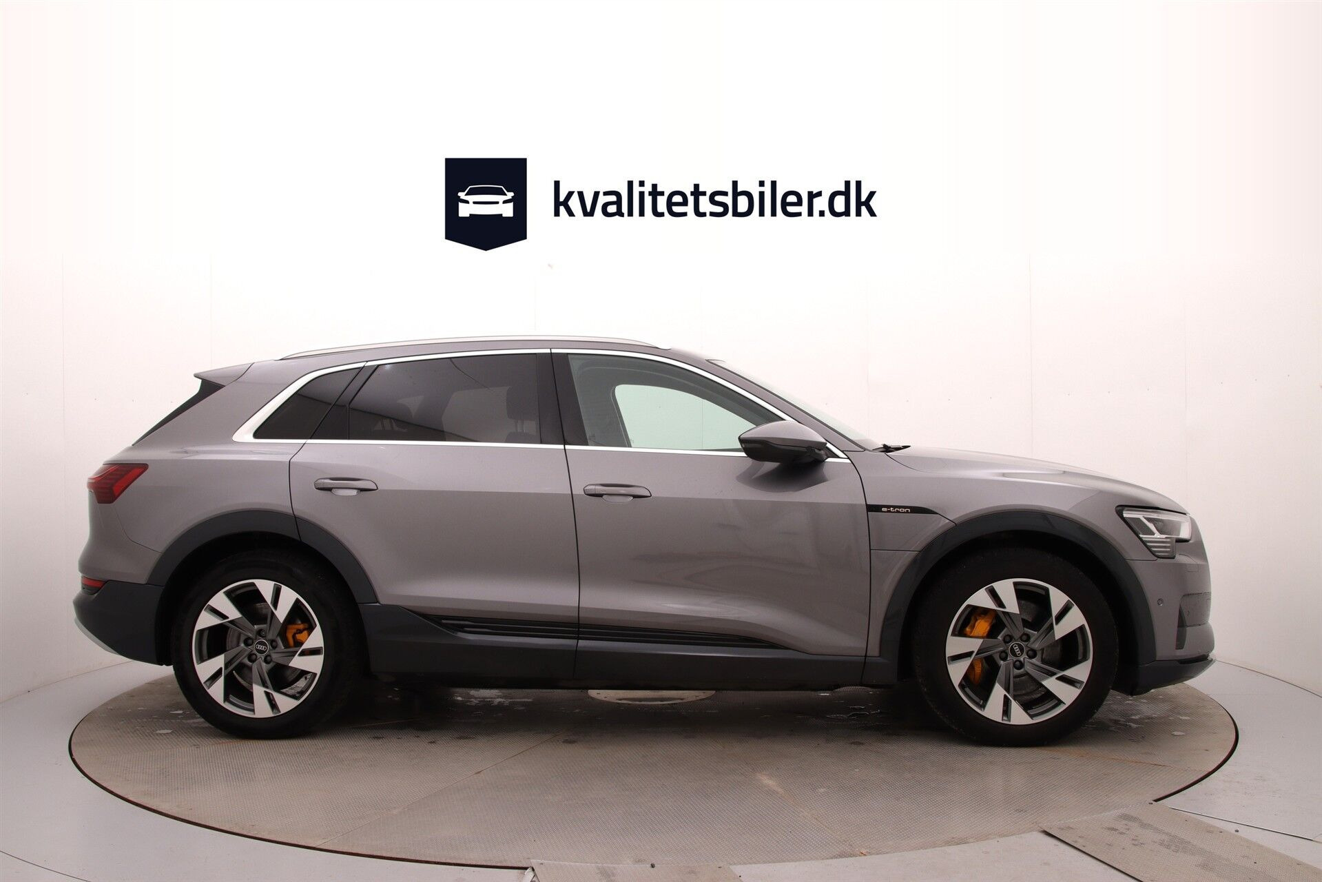 Grå Audi e-tron fra 2020
