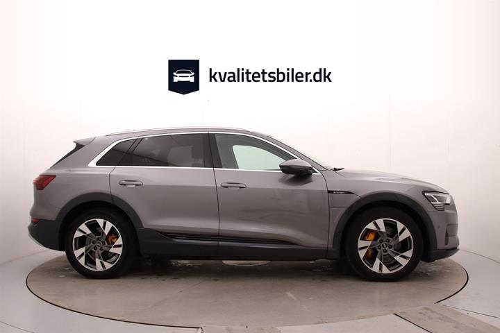 Grå Audi e-tron fra 2020