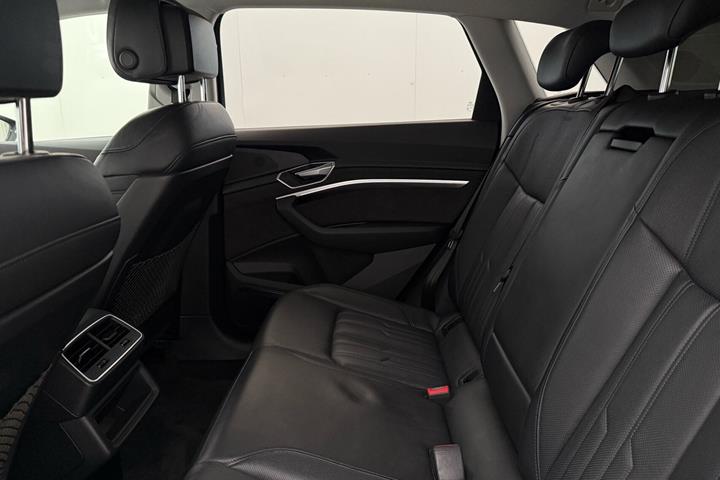 Grå Audi e-tron fra 2020