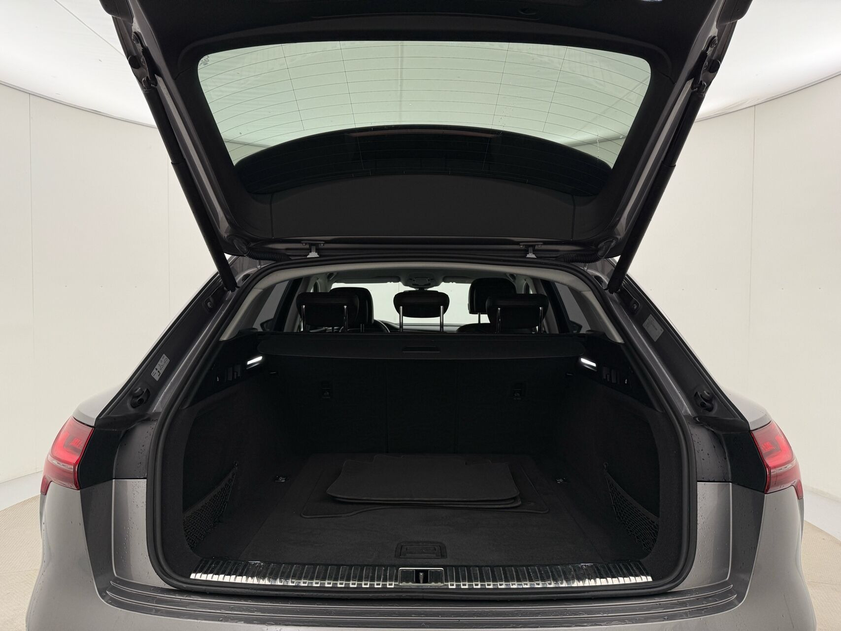 Grå Audi e-tron fra 2020