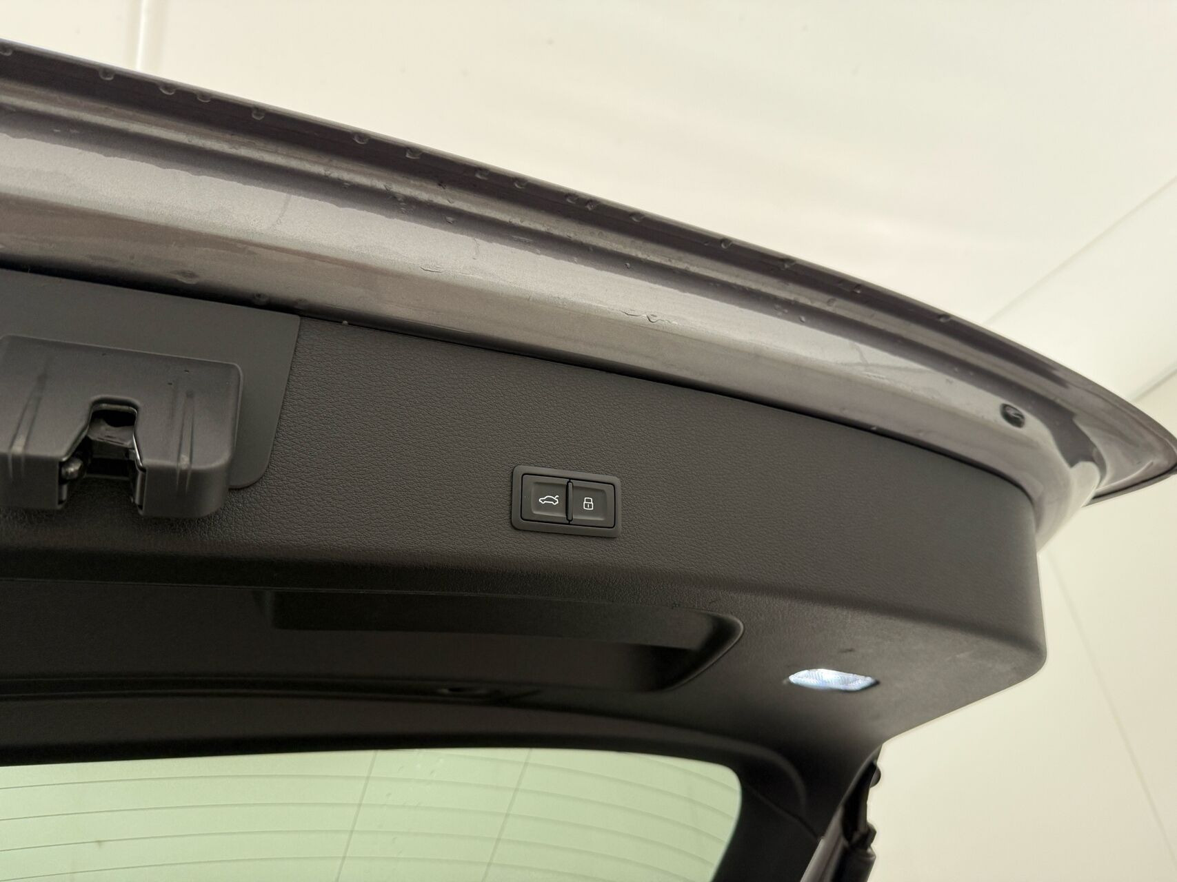 Grå Audi e-tron fra 2020