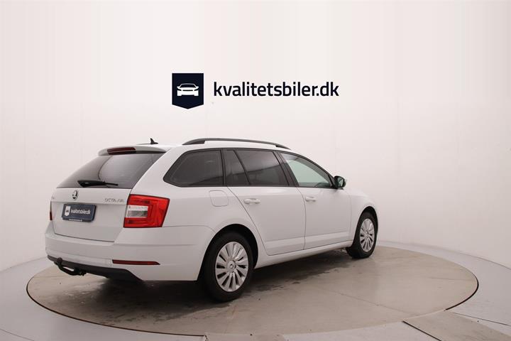 Hvid Skoda Octavia fra 2020