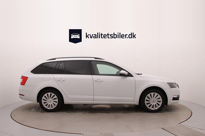 Hvid Skoda Octavia fra 2020