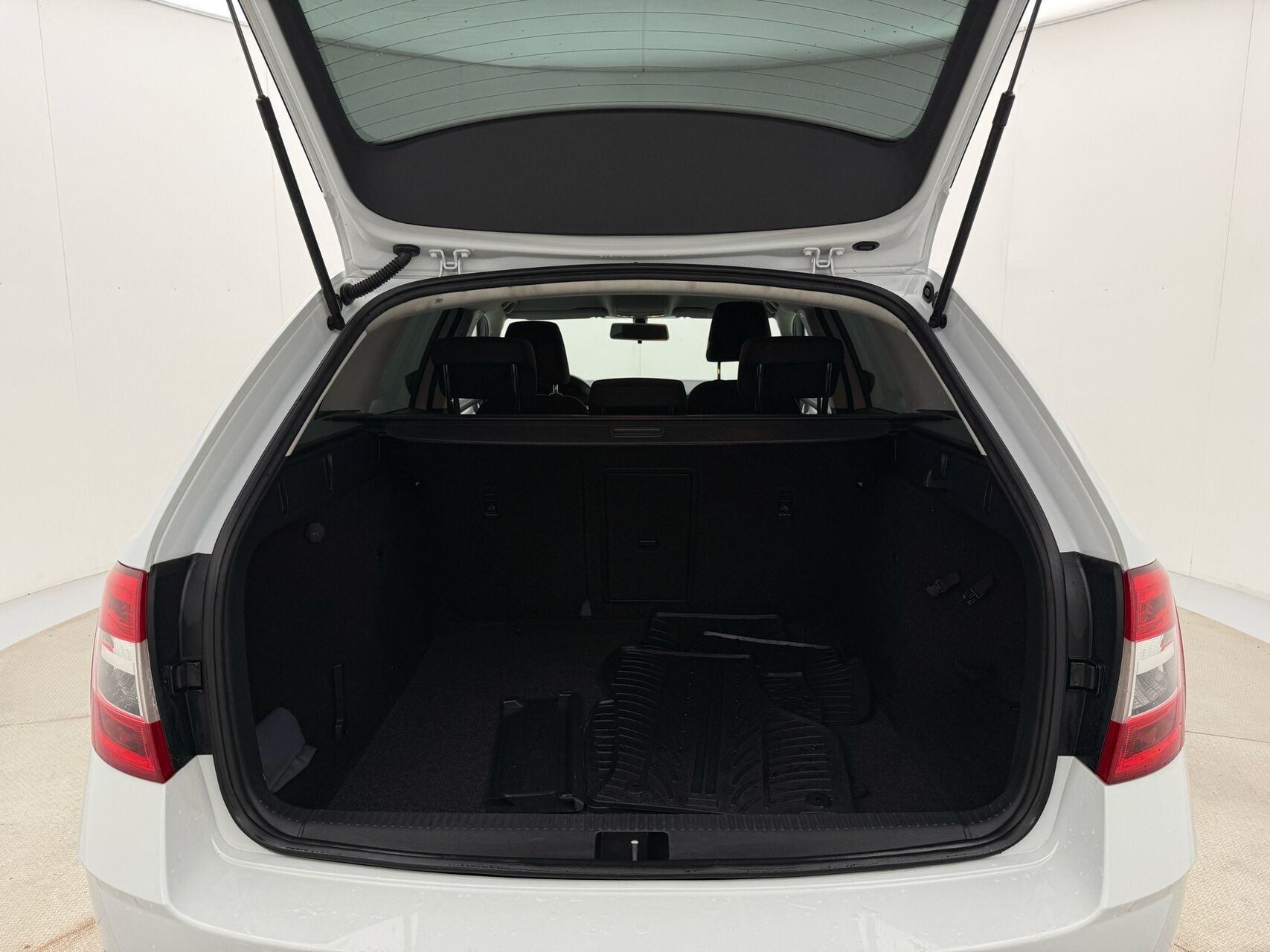 Hvid Skoda Octavia fra 2020