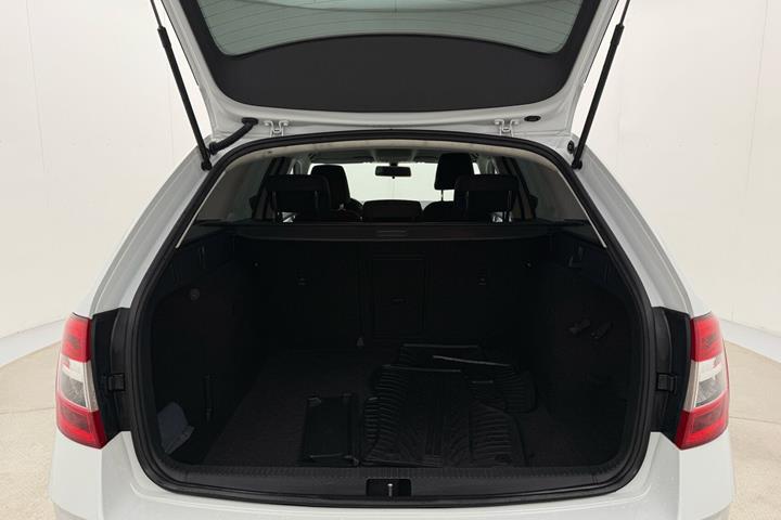 Hvid Skoda Octavia fra 2020