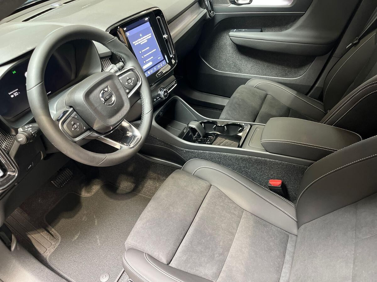Sort Volvo EX40 fra 2026