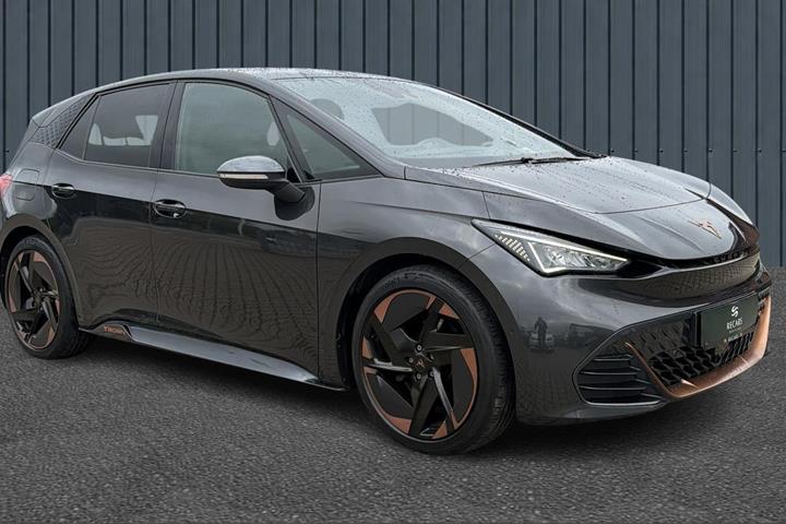 Grå Cupra Born fra 2023 set udefra