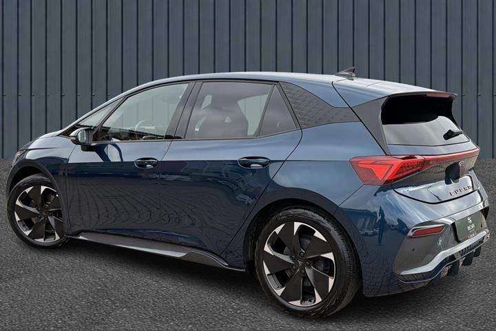 Blå Cupra Born fra 2023