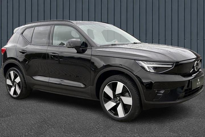 Sort Volvo XC40 fra 2023 set udefra