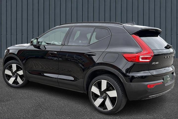 Sort Volvo XC40 fra 2023