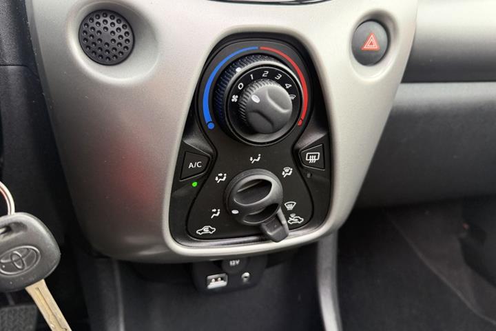 Rød Toyota Aygo fra 2015