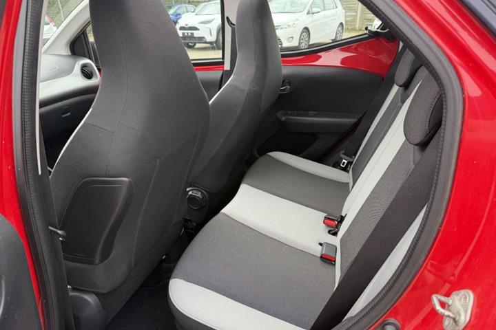 Rød Toyota Aygo fra 2015