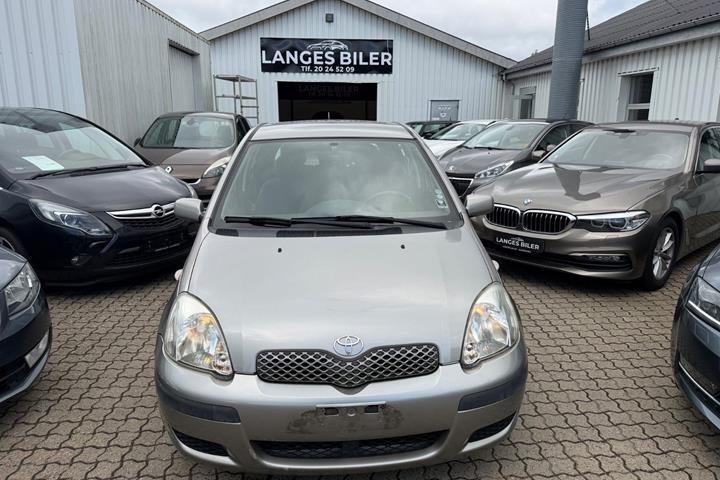 Sølv Toyota Yaris fra 2004