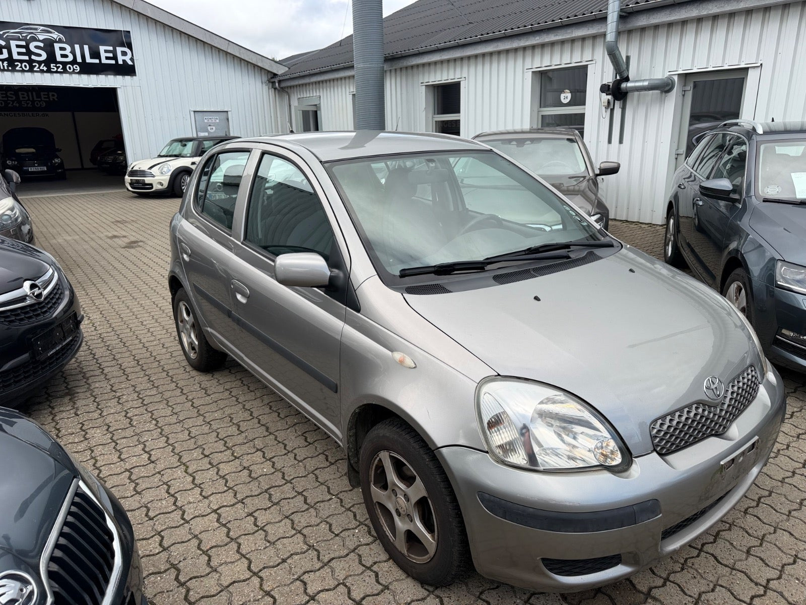 Sølv Toyota Yaris fra 2004