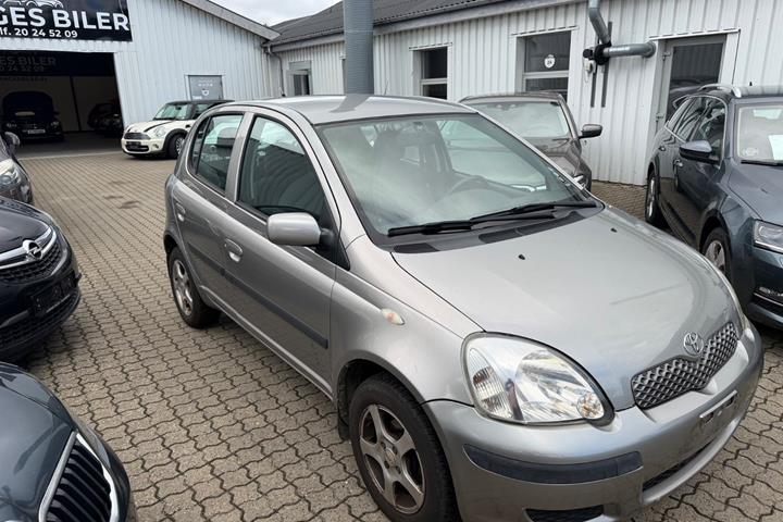 Sølv Toyota Yaris fra 2004