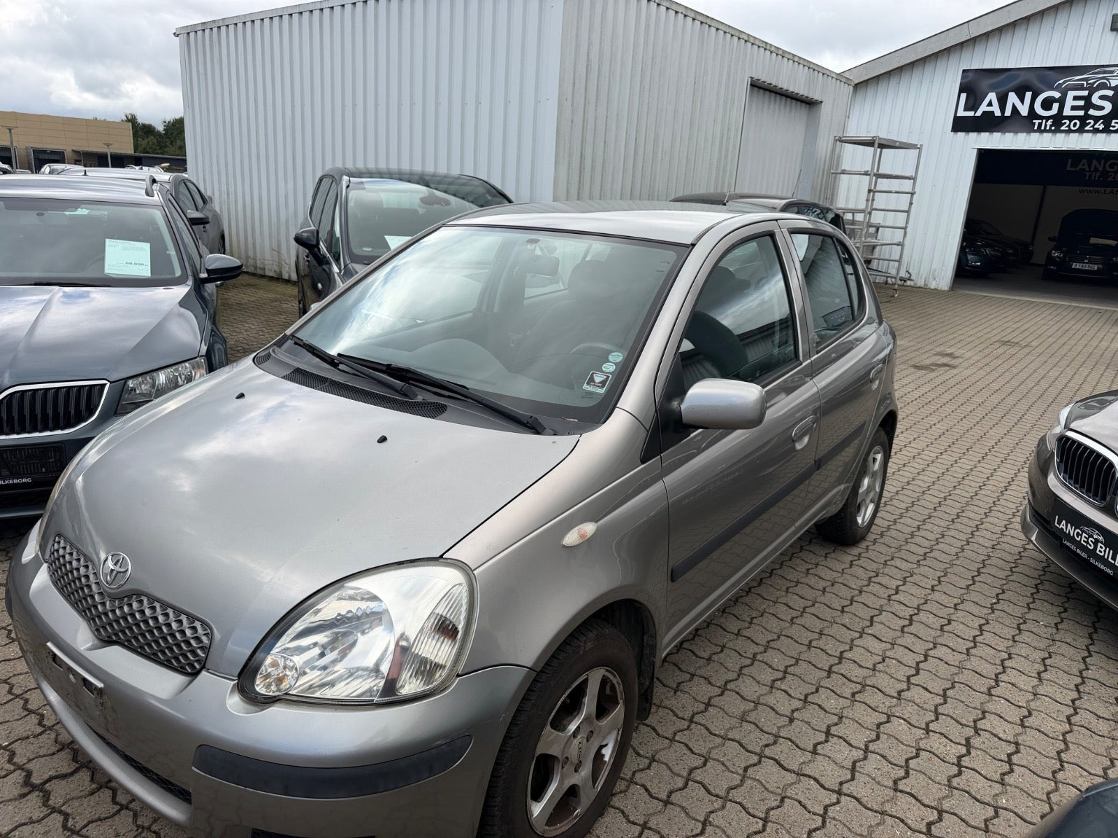 Sølv Toyota Yaris fra 2004