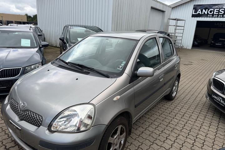 Sølv Toyota Yaris fra 2004