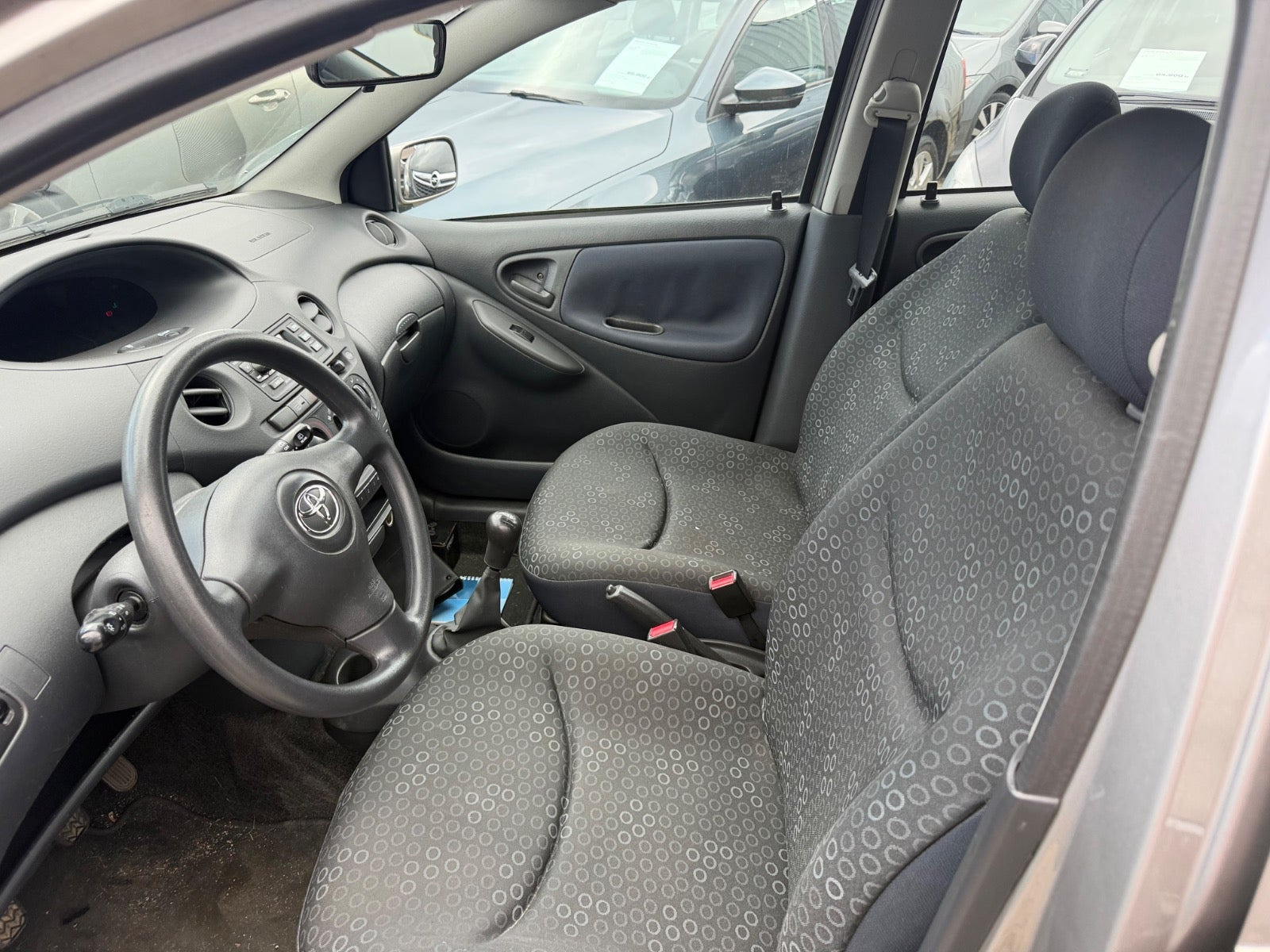 Sølv Toyota Yaris fra 2004