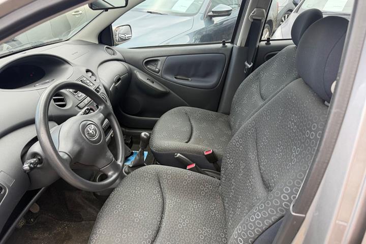 Sølv Toyota Yaris fra 2004