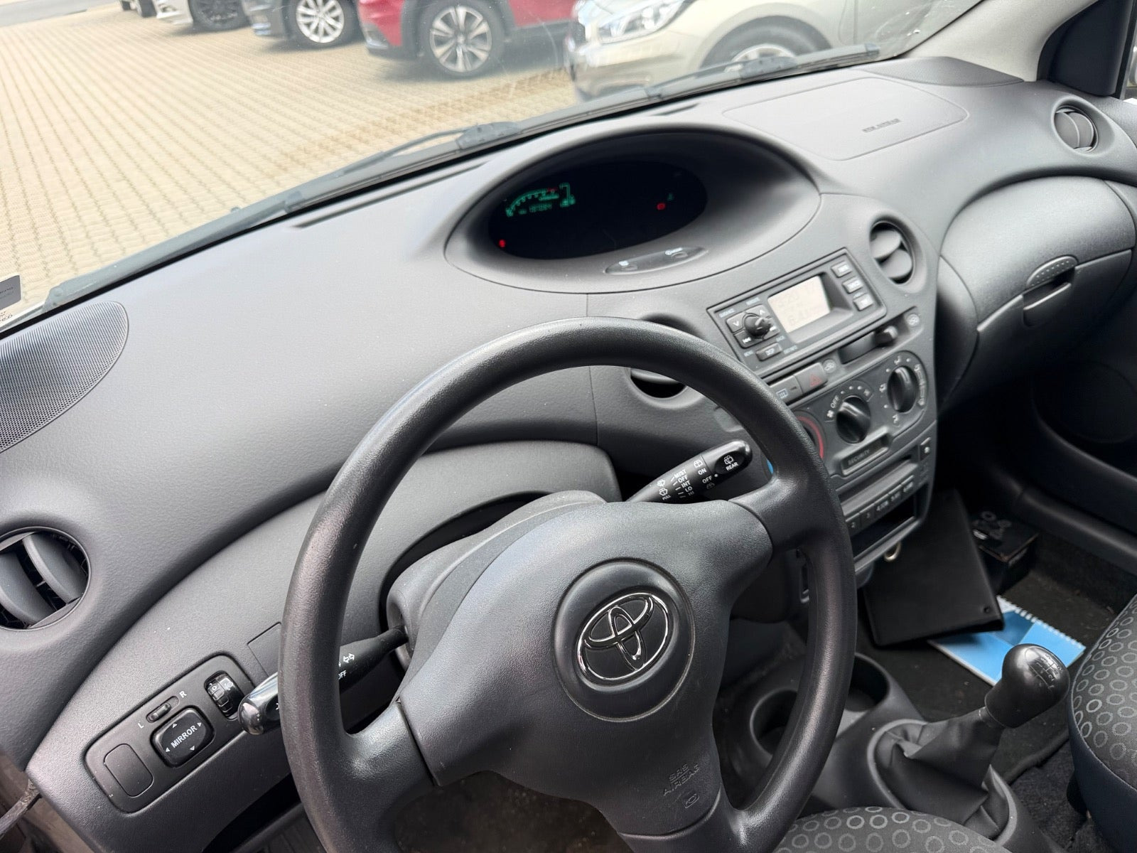 Sølv Toyota Yaris fra 2004
